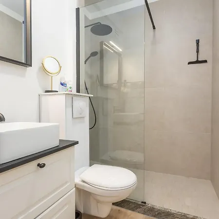 Charming One-bedroom In The Center Of T115 *