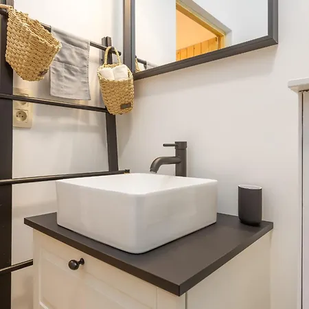 Apartment Charming One-bedroom In The Center Of T115 *